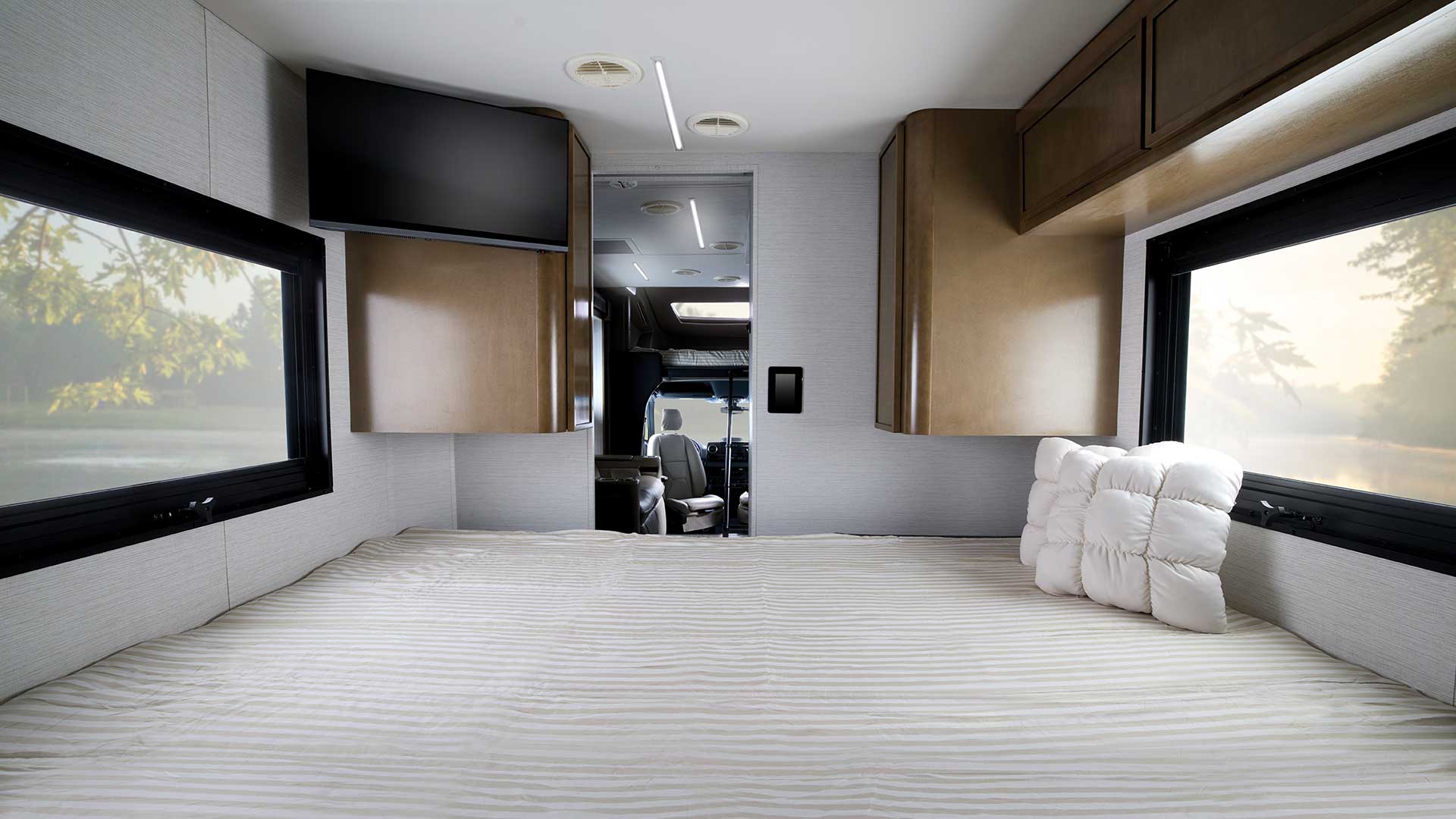 model gallery images 2027 freedom aire rear bed